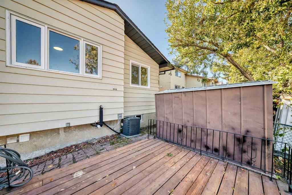 MLS® A2264876 - 946 Berkley Drive NW in Beddington Heights Calgary, Residential
