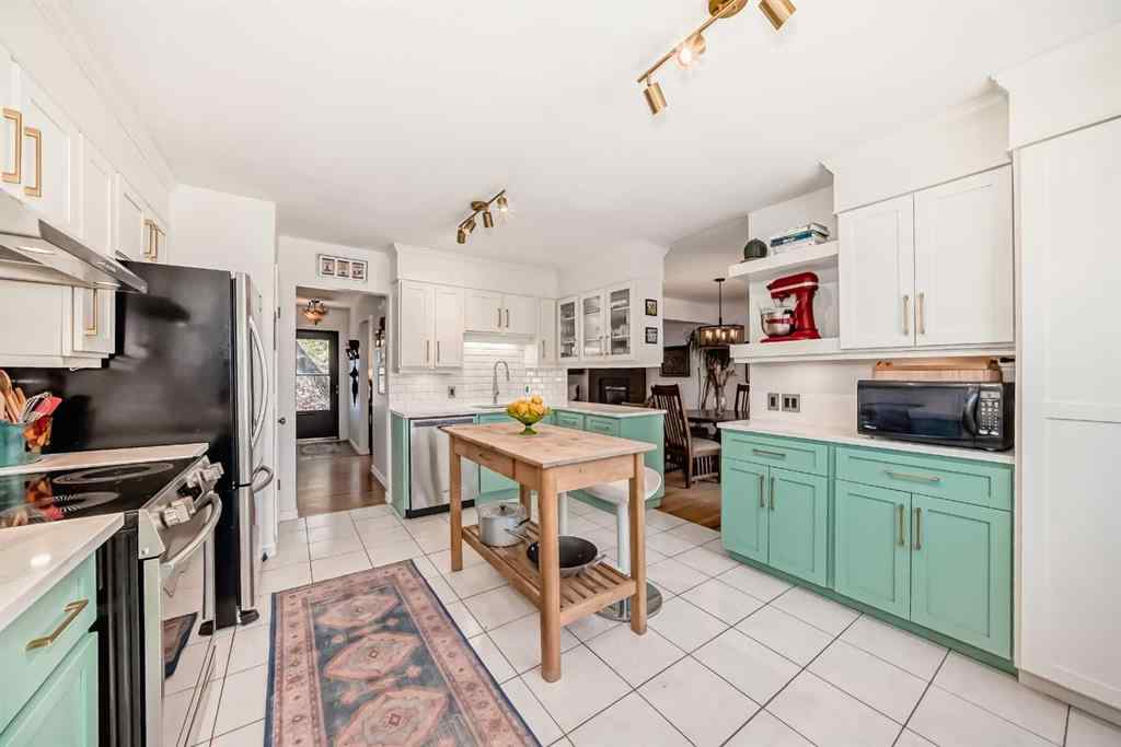 MLS® A2264884 - 91 Chisholm Crescent NW in Charleswood Calgary, Residential