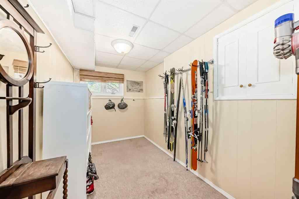 MLS® A2264884 - 91 Chisholm Crescent NW in Charleswood Calgary, Residential