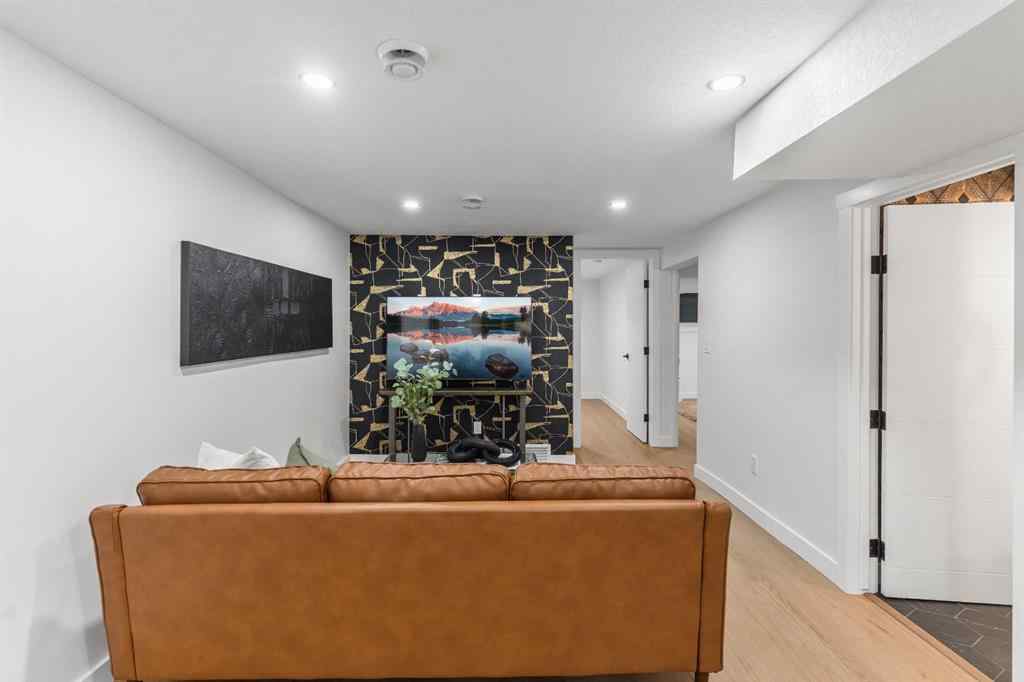 MLS® A2264944 - 4940 45 Street SW in Glamorgan Calgary, Residential