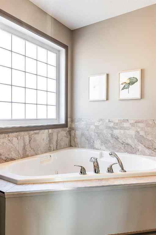 MLS® A2264947 - 44 Hamptons Crescent SE in SE Southridge Medicine Hat, Residential