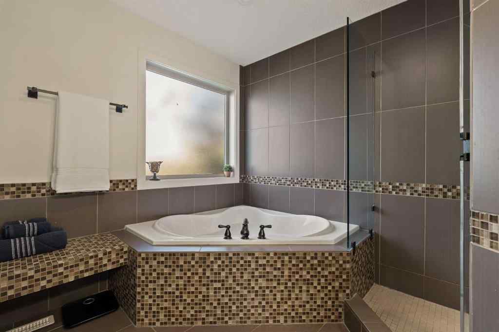 MLS® A2264948 - 2410 26 Street SW in Killarney/Glengarry Calgary, Residential