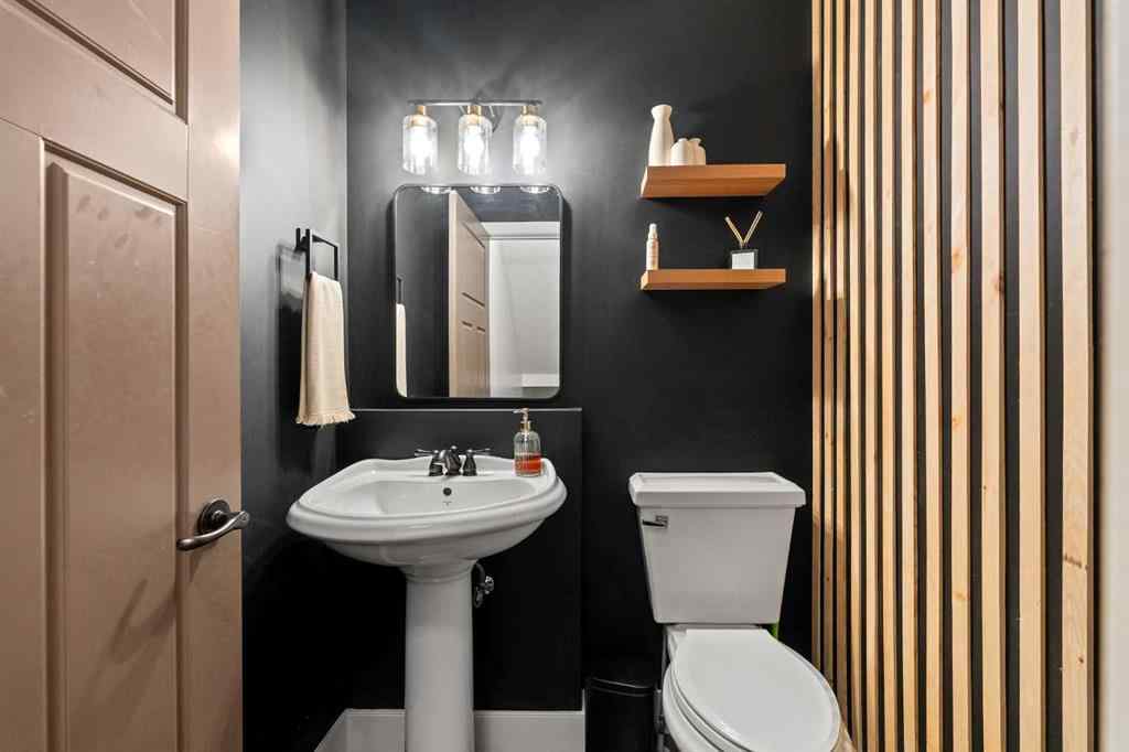 MLS® A2264948 - 2410 26 Street SW in Killarney/Glengarry Calgary, Residential