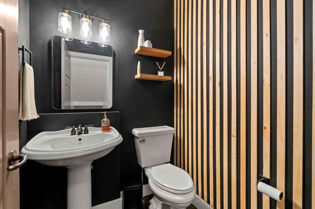 MLS® A2264948 - 2410 26 Street SW in Killarney/Glengarry Calgary, Residential