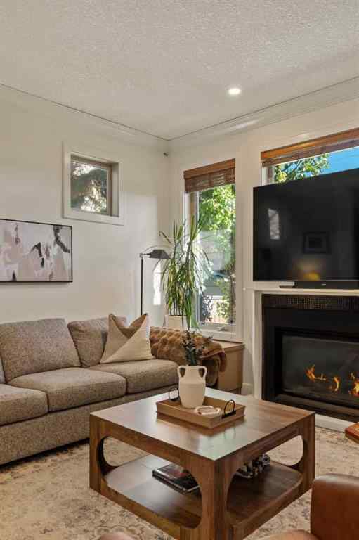 MLS® A2264948 - 2410 26 Street SW in Killarney/Glengarry Calgary, Residential