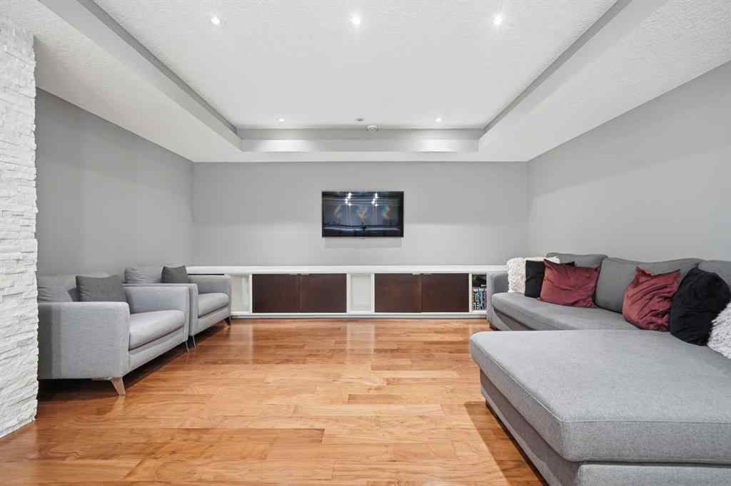 MLS® A2264951 - 2014 32 Avenue SW in South Calgary Calgary, Residential