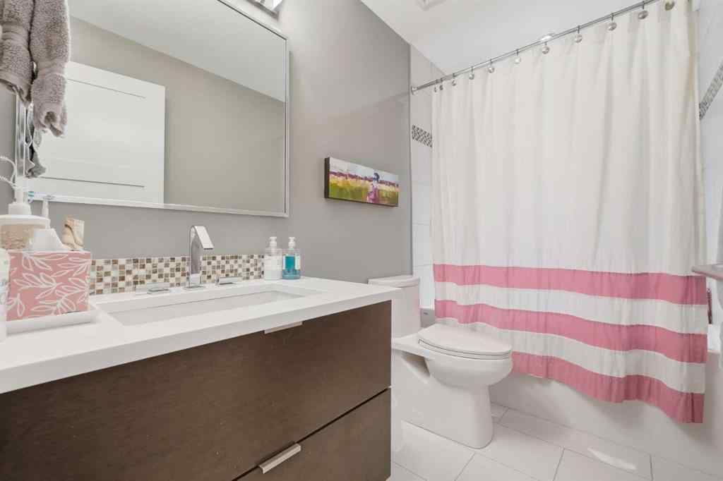 MLS® A2264951 - 2014 32 Avenue SW in South Calgary Calgary, Residential