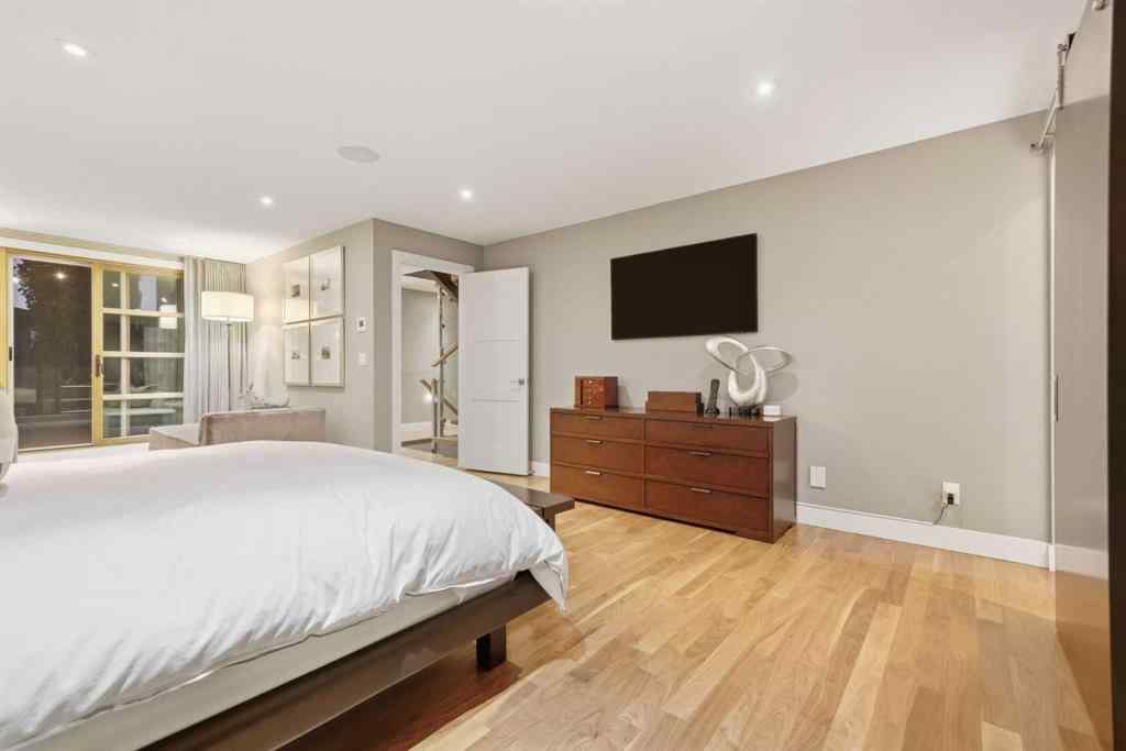 MLS® A2264951 - 2014 32 Avenue SW in South Calgary Calgary, Residential