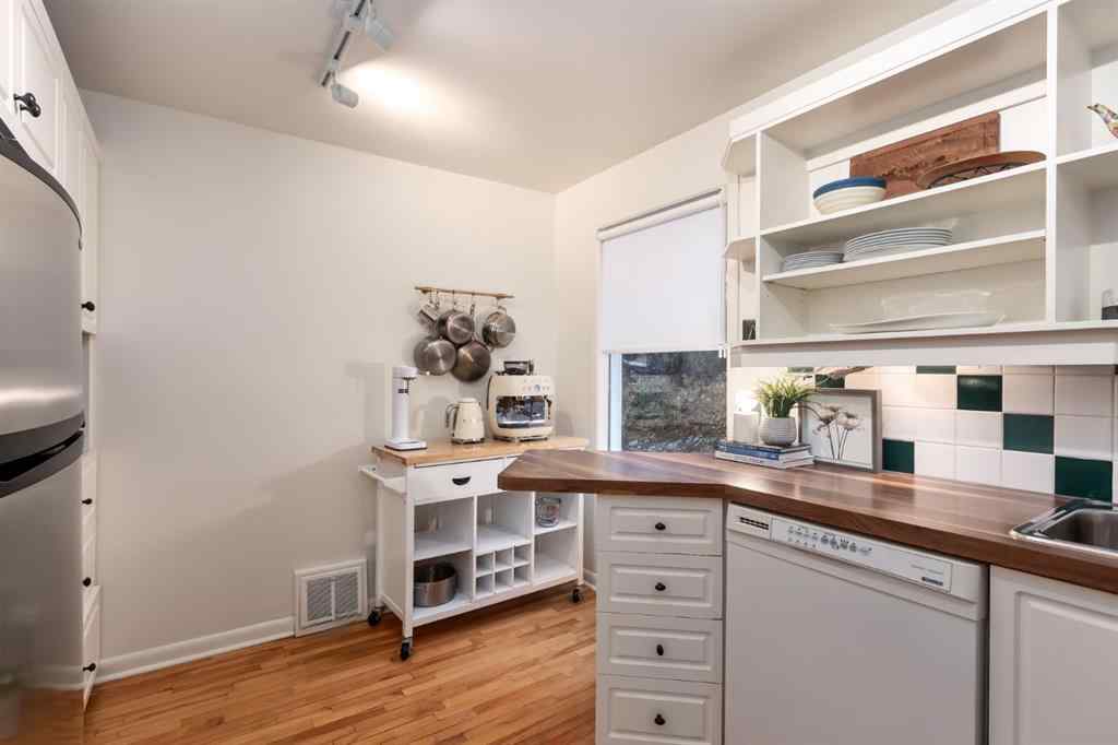 MLS® A2264981 - 437 30 Avenue NW in Mount Pleasant Calgary, Residential