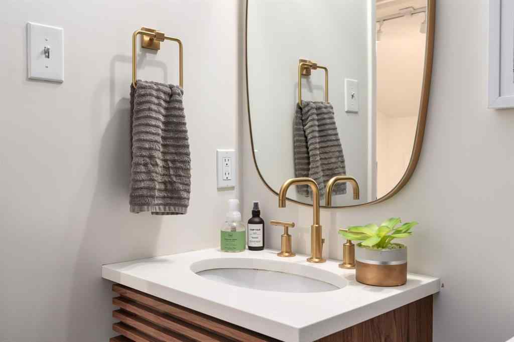 MLS® A2264981 - 437 30 Avenue NW in Mount Pleasant Calgary, Residential