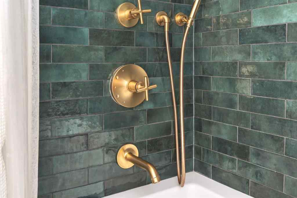 MLS® A2264981 - 437 30 Avenue NW in Mount Pleasant Calgary, Residential