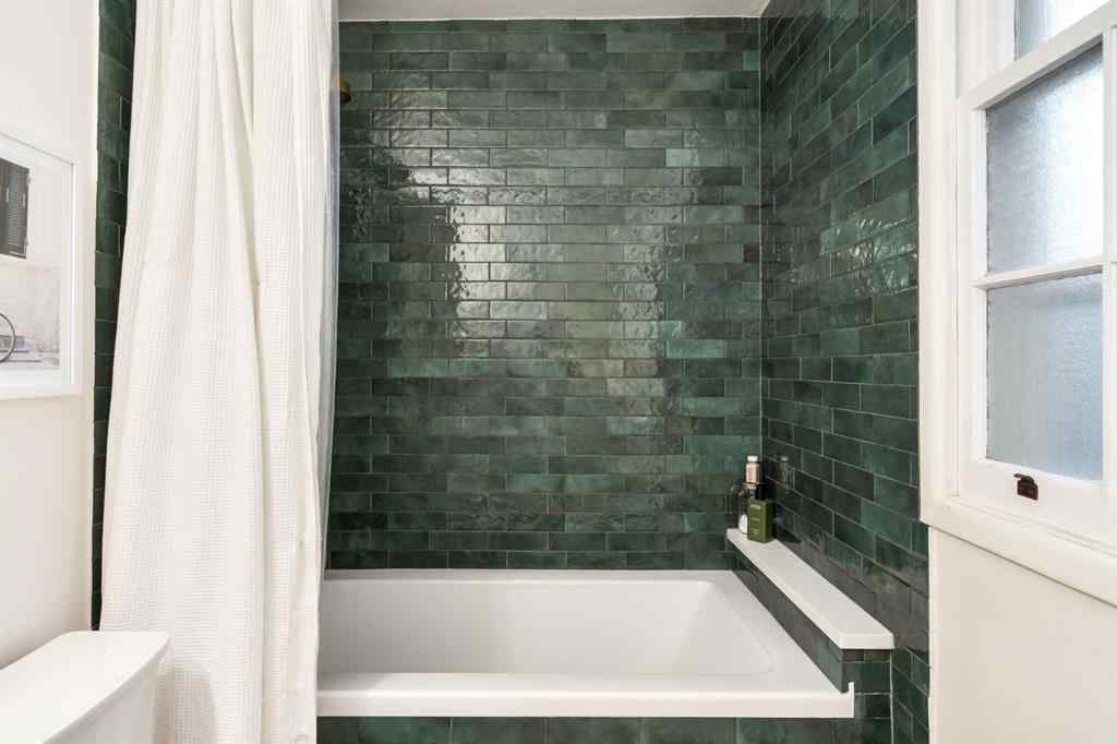 MLS® A2264981 - 437 30 Avenue NW in Mount Pleasant Calgary, Residential