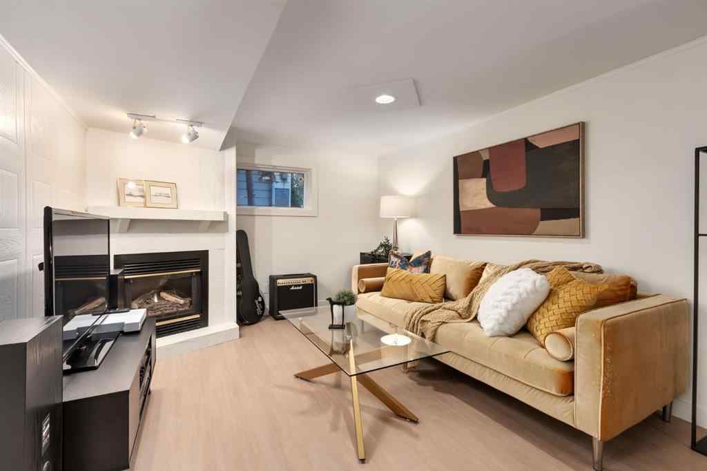 MLS® A2264981 - 437 30 Avenue NW in Mount Pleasant Calgary, Residential