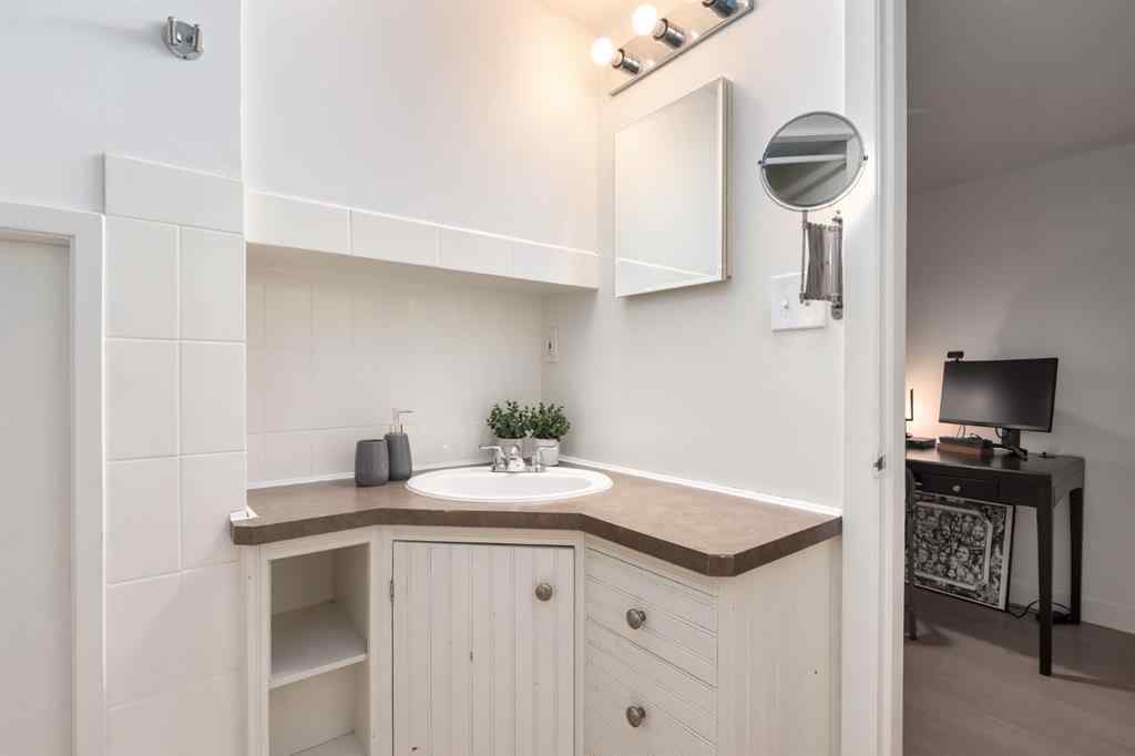 MLS® A2264981 - 437 30 Avenue NW in Mount Pleasant Calgary, Residential