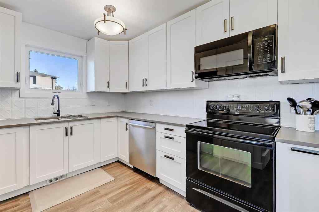 MLS® A2264990 - 2402 36 Street SW in Killarney/Glengarry Calgary, Residential