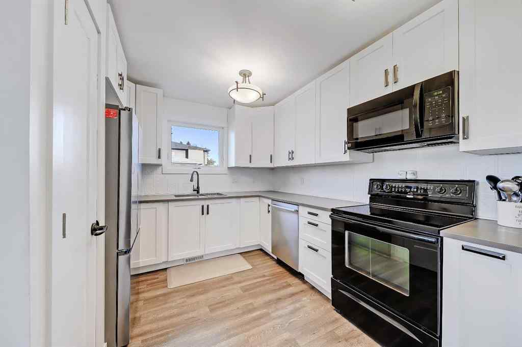 MLS® A2264990 - 2402 36 Street SW in Killarney/Glengarry Calgary, Residential