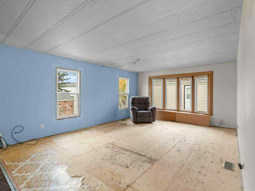 MLS® A2265004 - 102 Burroughs Place NE in Monterey Park Calgary, Mobile