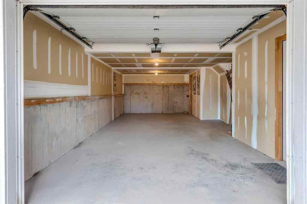 MLS® A2265042 - 396 Regal Park NE in Renfrew Calgary, Residential