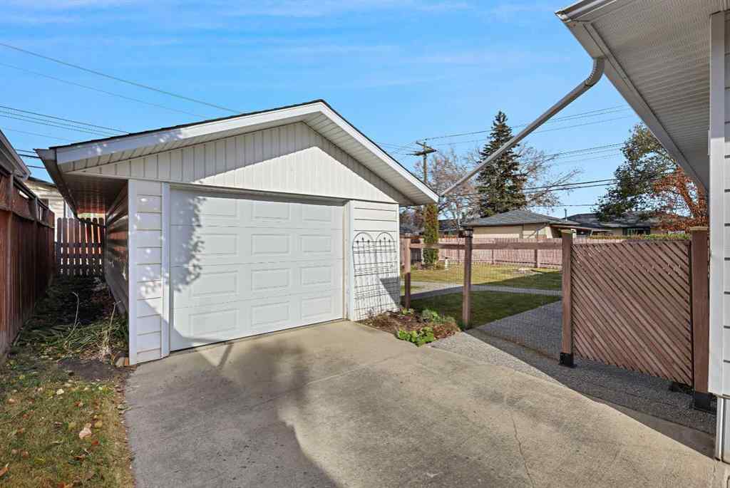 MLS® A2265073 - 10 Glamorgan Drive SW in Glamorgan Calgary, Residential