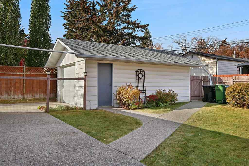 MLS® A2265073 - 10 Glamorgan Drive SW in Glamorgan Calgary, Residential