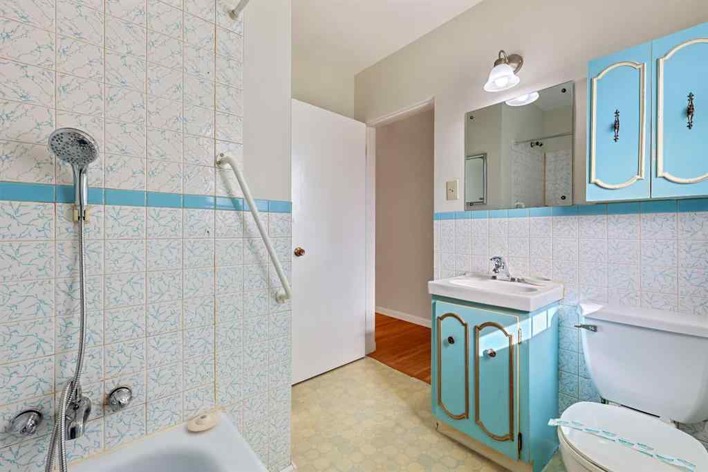 MLS® A2265073 - 10 Glamorgan Drive SW in Glamorgan Calgary, Residential