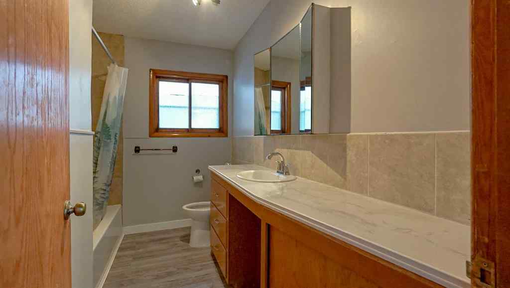 MLS® A2265118 - 446 5 Street SW in SW Hill Medicine Hat, Residential