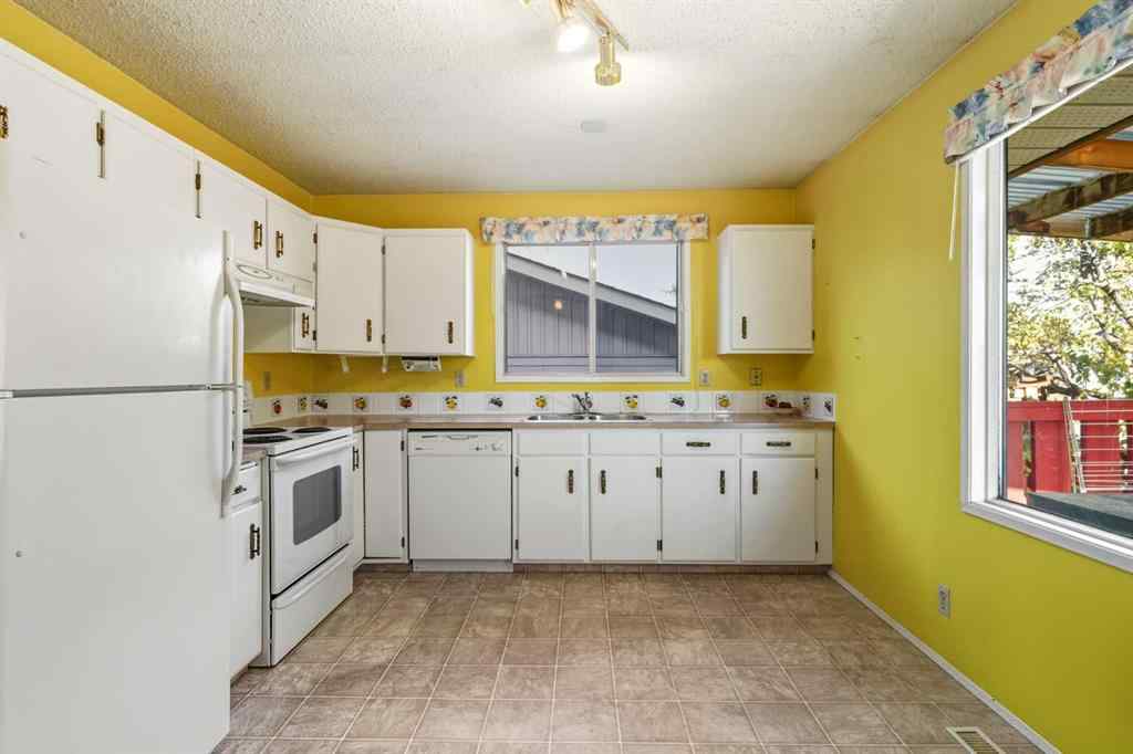 MLS® A2265157 - 8 Ranchlands Crescent NW in Ranchlands Calgary, Residential