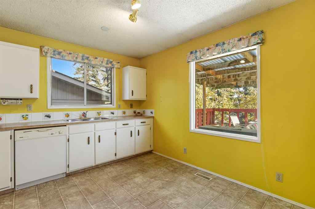 MLS® A2265157 - 8 Ranchlands Crescent NW in Ranchlands Calgary, Residential