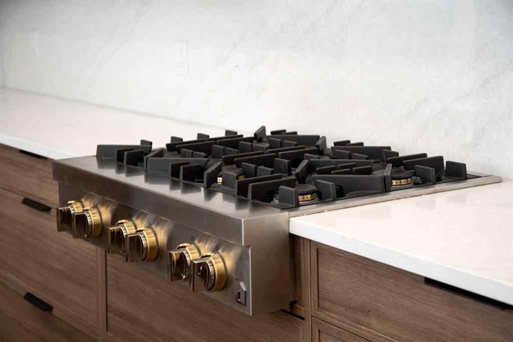 MLS® A2265179 - 716 18 Avenue NW in Mount Pleasant Calgary, Residential