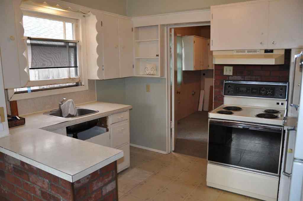 MLS® A2265180 - 1607 10 Avenue S in Victoria Park Lethbridge, Residential