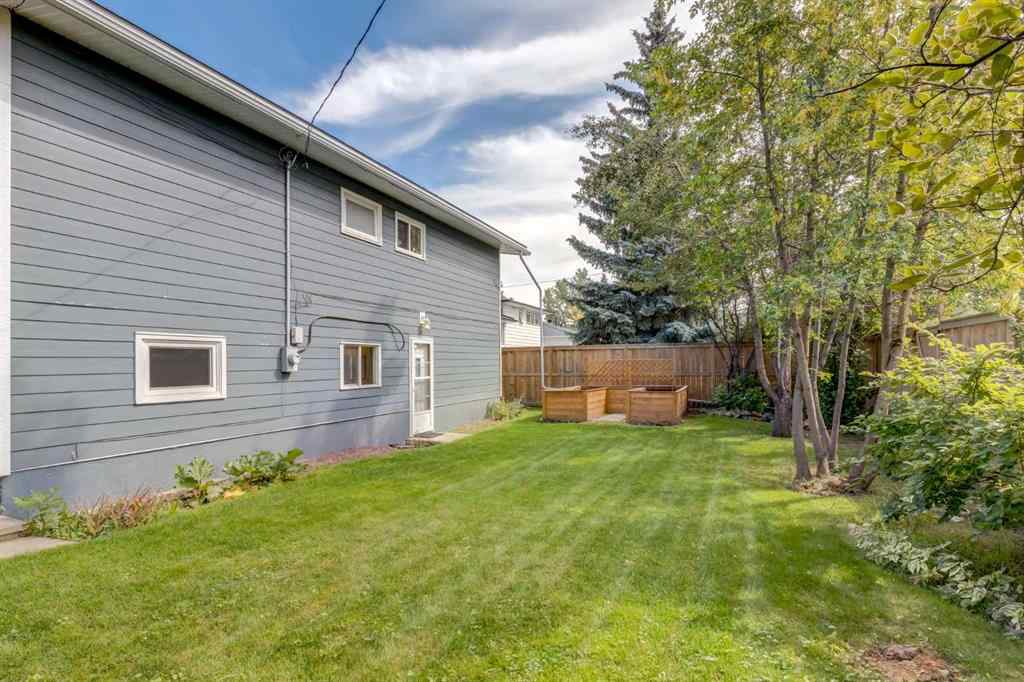 MLS® A2265208 - 911 80 Avenue SW in Chinook Park Calgary, Residential