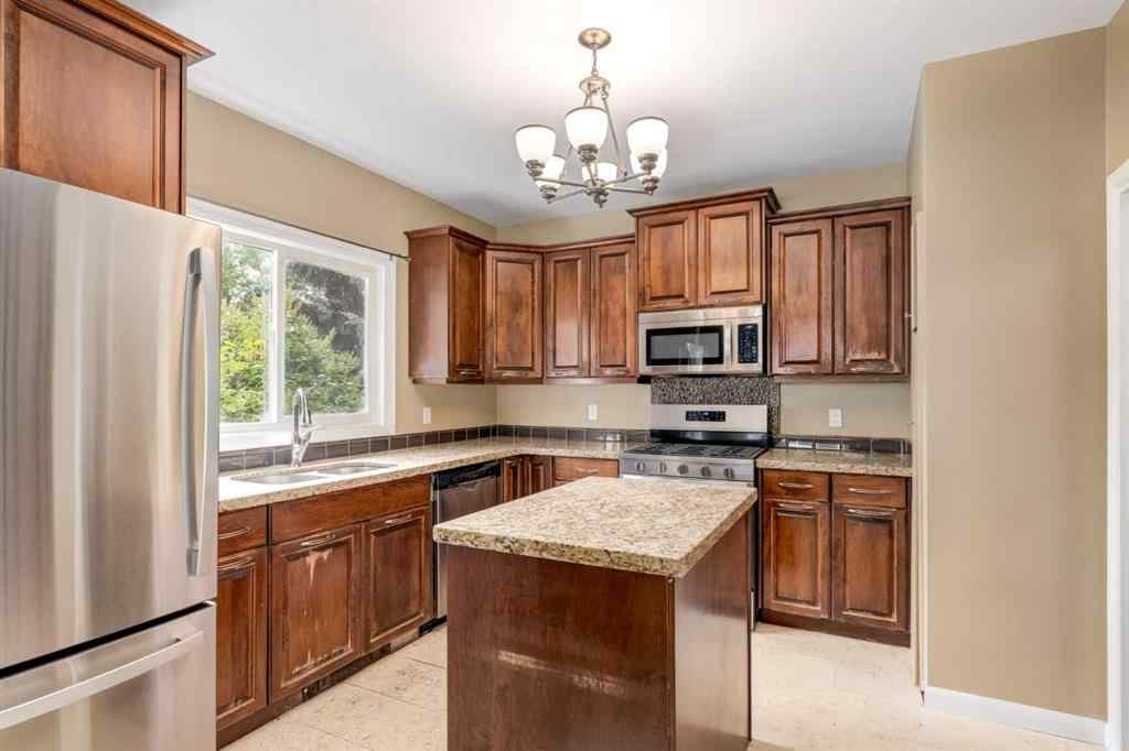 MLS® A2265208 - 911 80 Avenue SW in Chinook Park Calgary, Residential