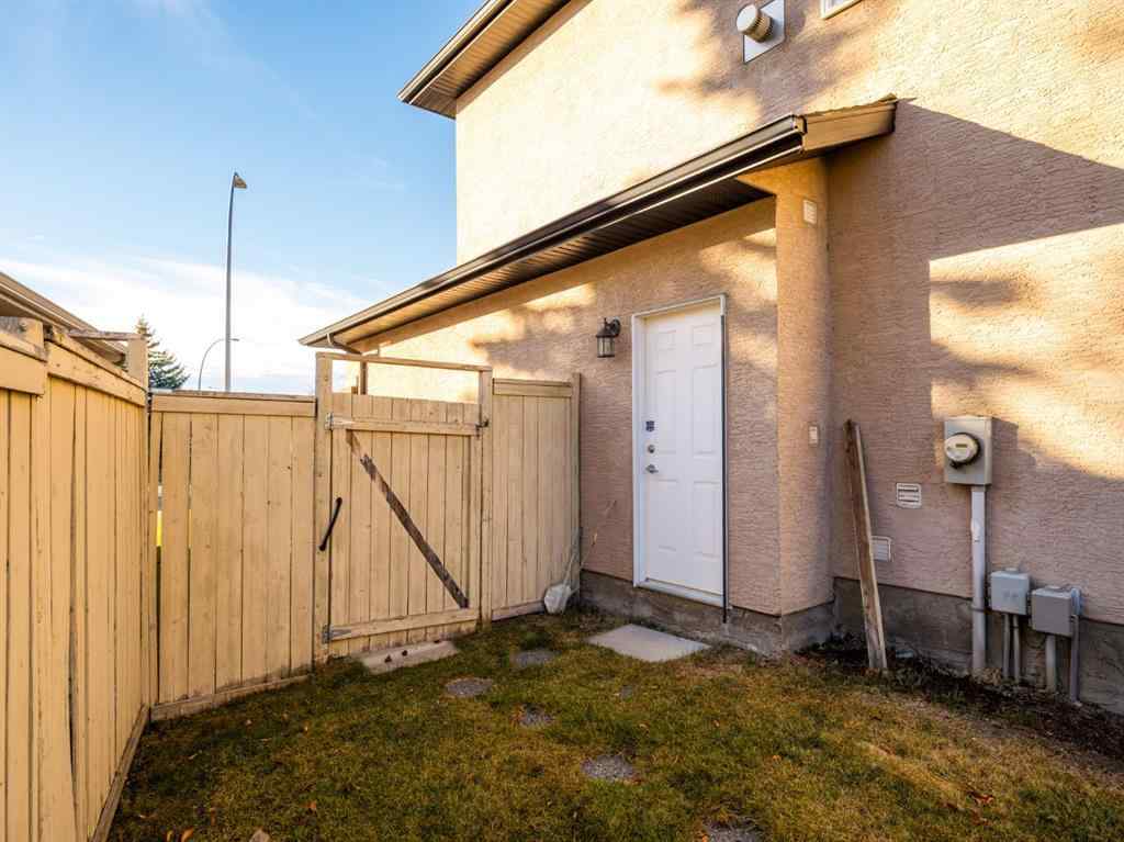 MLS® A2265209 - 38 Simcoe Crescent SW in Signal Hill Calgary, Residential