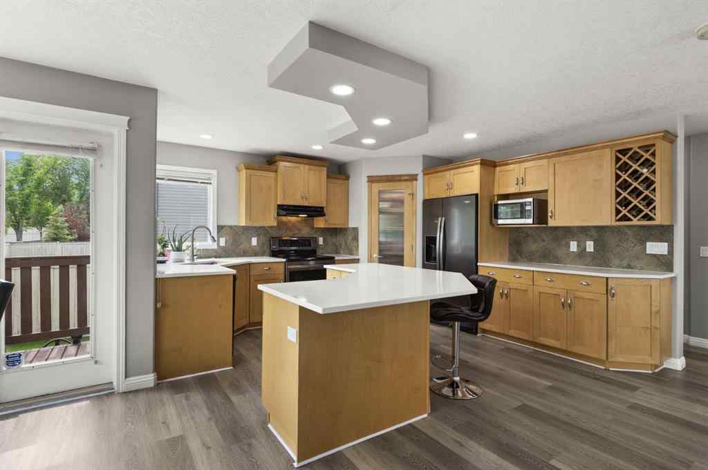 MLS® A2265209 - 38 Simcoe Crescent SW in Signal Hill Calgary, Residential