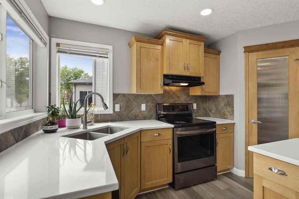 MLS® A2265209 - 38 Simcoe Crescent SW in Signal Hill Calgary, Residential