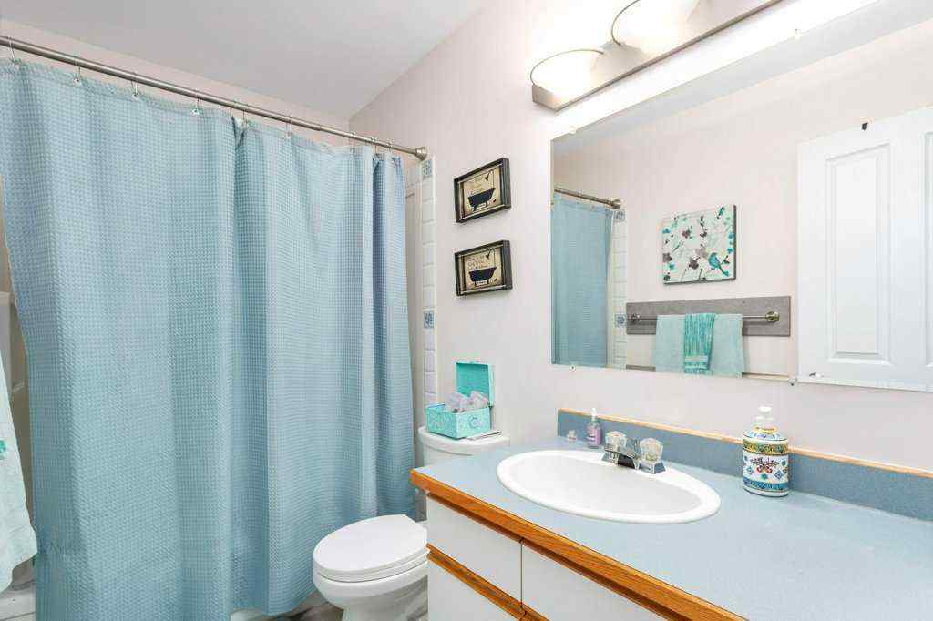 MLS® A2265267 - 3327 50 Avenue  in Cottage Area Sylvan Lake, Residential