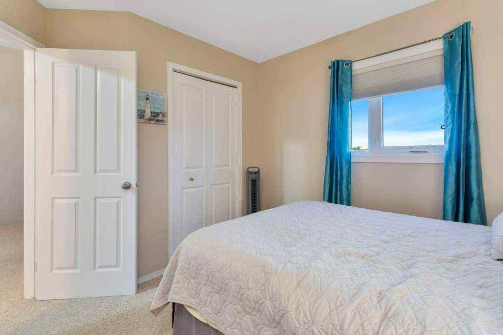 MLS® A2265267 - 3327 50 Avenue  in Cottage Area Sylvan Lake, Residential