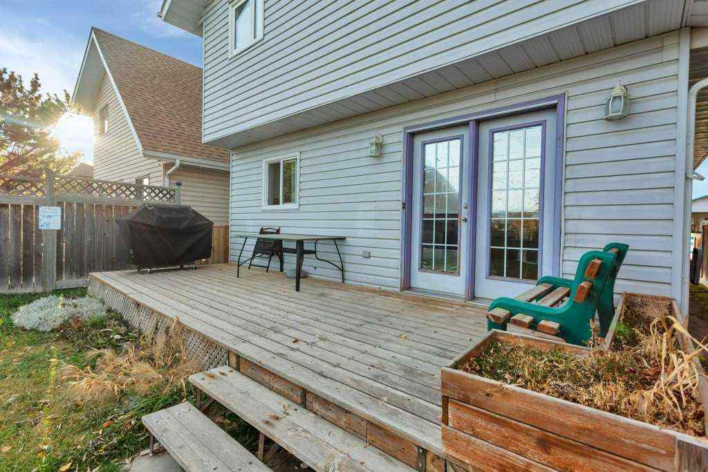 MLS® A2265267 - 3327 50 Avenue  in Cottage Area Sylvan Lake, Residential