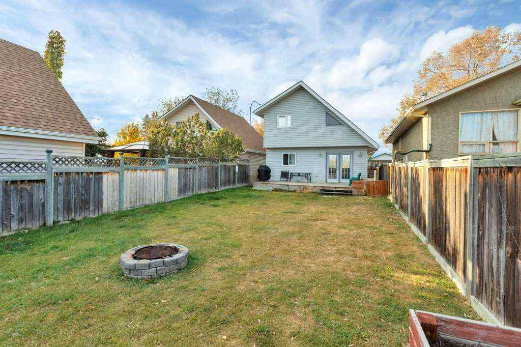 MLS® A2265267 - 3327 50 Avenue  in Cottage Area Sylvan Lake, Residential