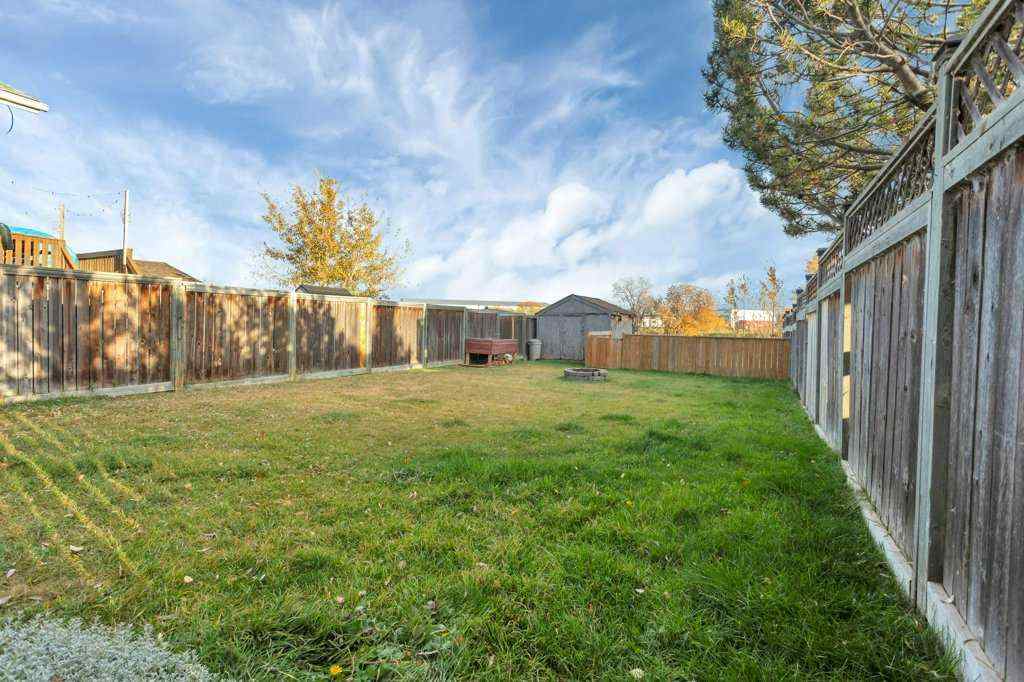 MLS® A2265267 - 3327 50 Avenue  in Cottage Area Sylvan Lake, Residential