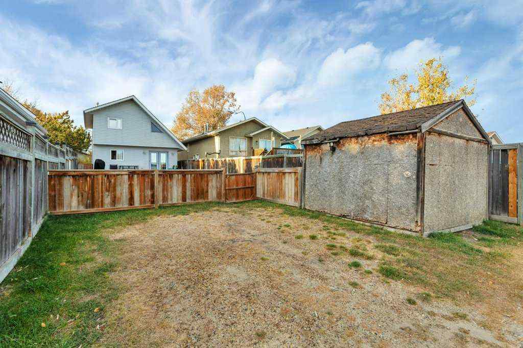 MLS® A2265267 - 3327 50 Avenue  in Cottage Area Sylvan Lake, Residential