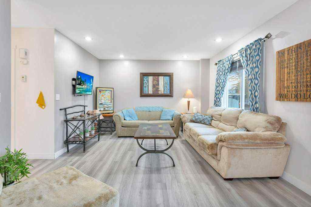 MLS® A2265267 - 3327 50 Avenue  in Cottage Area Sylvan Lake, Residential