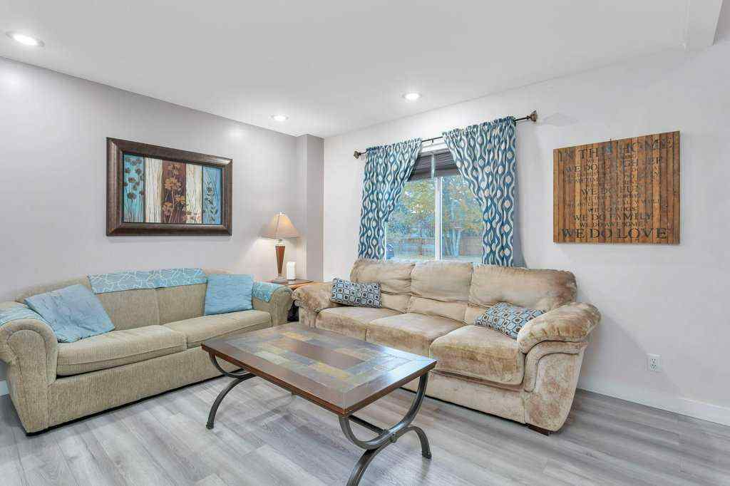 MLS® A2265267 - 3327 50 Avenue  in Cottage Area Sylvan Lake, Residential