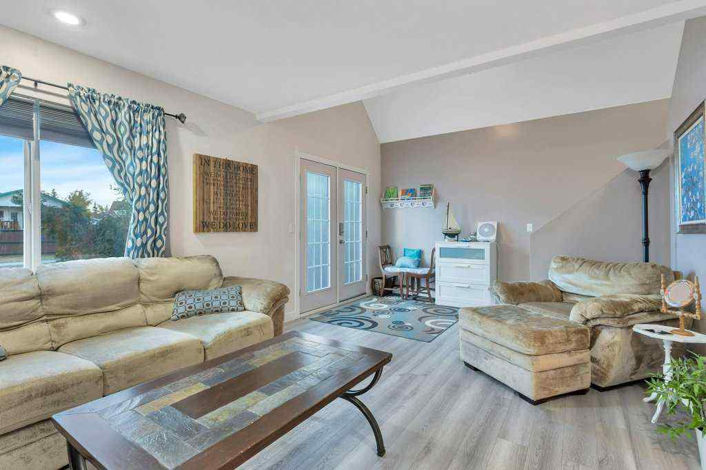 MLS® A2265267 - 3327 50 Avenue  in Cottage Area Sylvan Lake, Residential