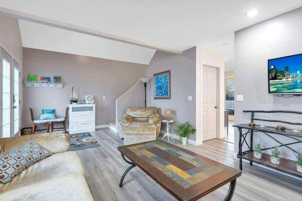 MLS® A2265267 - 3327 50 Avenue  in Cottage Area Sylvan Lake, Residential