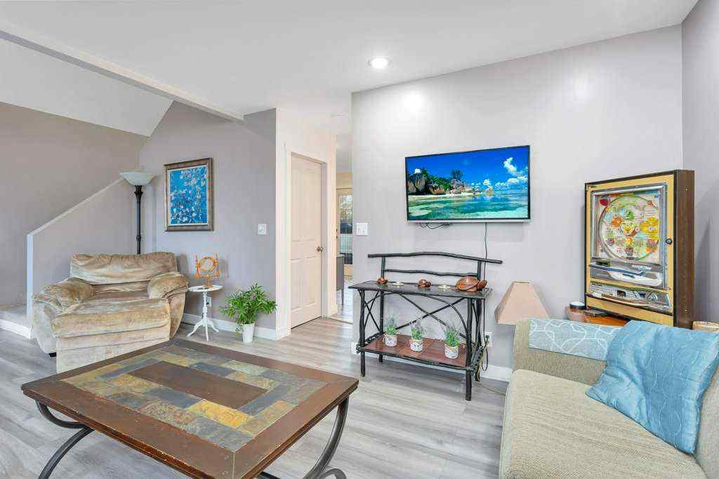 MLS® A2265267 - 3327 50 Avenue  in Cottage Area Sylvan Lake, Residential