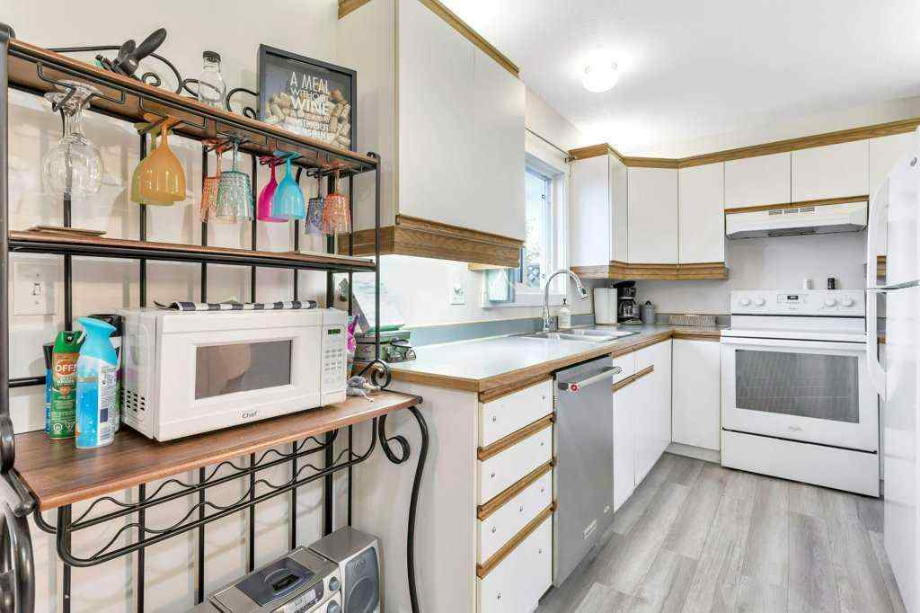 MLS® A2265267 - 3327 50 Avenue  in Cottage Area Sylvan Lake, Residential