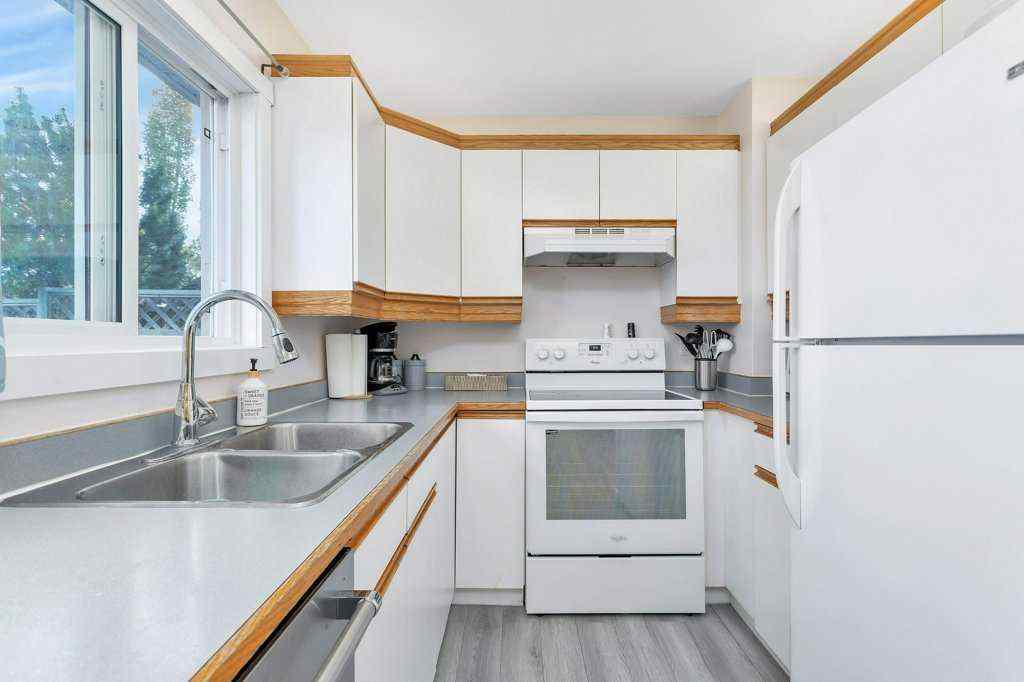 MLS® A2265267 - 3327 50 Avenue  in Cottage Area Sylvan Lake, Residential