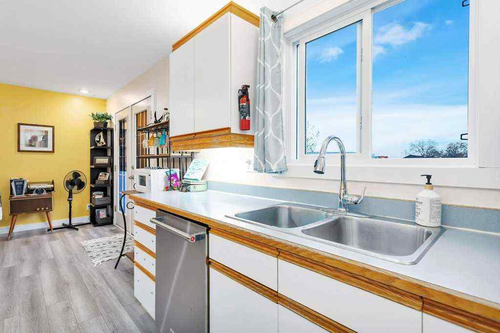 MLS® A2265267 - 3327 50 Avenue  in Cottage Area Sylvan Lake, Residential