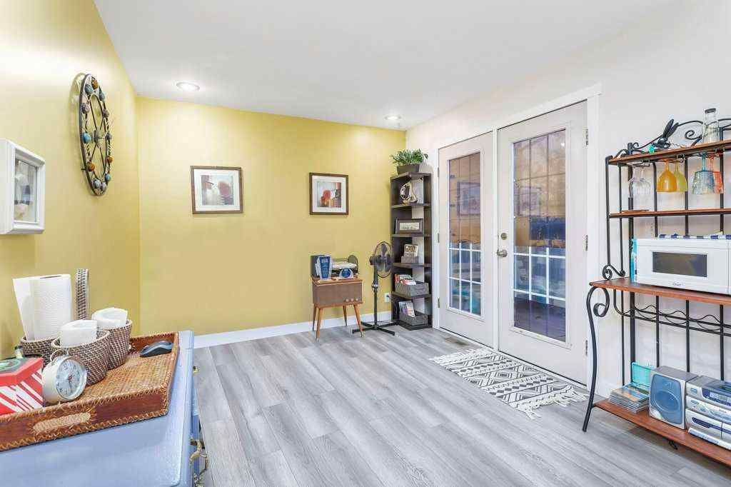 MLS® A2265267 - 3327 50 Avenue  in Cottage Area Sylvan Lake, Residential